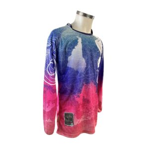 CAMISETA FREERIDER MANO MAPA MUNDI AZUL Y MAGENTA